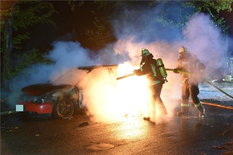 In Vollbrand: Beim Eintreffen der Feuerwehr schießen Flammen aus dem Wrack. Fotos: Beneke