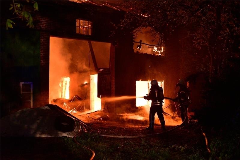 In Vollbrand steht ein Wohn- und Wirtschaftsgebäude in Kutenholz.