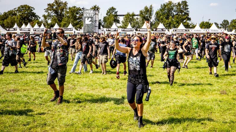 „Wackööön“ - Metalfans erobern Infield des Wacken Open Air In Wacken feiern die Metalfans bei bestem Wetter.