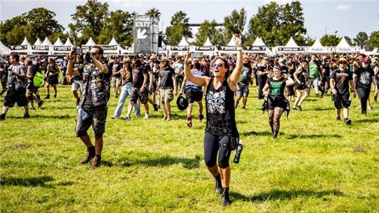 In Wacken feiern die Metalfans bei bestem Wetter.