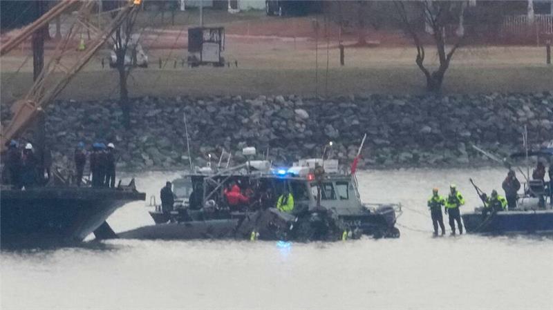 In Washington laufen die Bergungsarbeiten nach dem Flugzeugabsturz. 