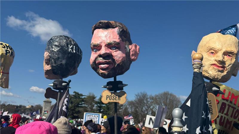 In Washington tragen Demonstrierende Pappköpfe, die unter anderem den US-Vizepräsidenten J.D. Vance (M) darstellen sollen.
