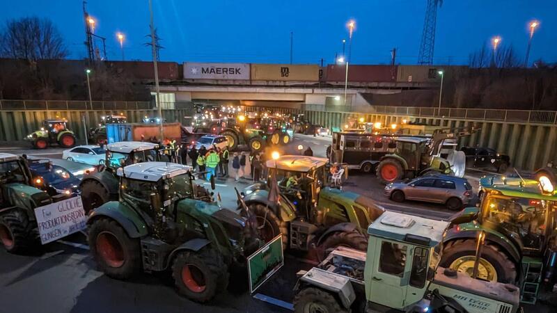 Hafenblockade der Bauern: Der Protest reißt nicht ab In Weddewarden standen rund 30 Trecker und zahlreiche Begleitfahrzeuge vor der Hafenzufahrt.