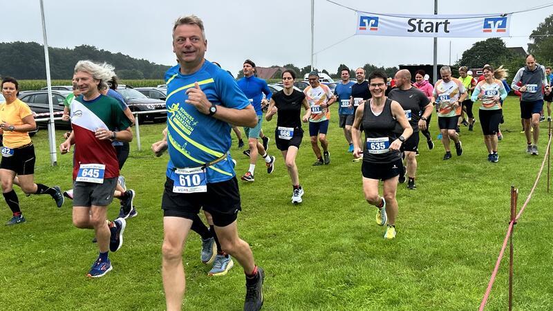 In Wellen gehen die Läufer über verschiedene Distanzen an den Start.