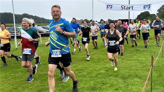 In Wellen gehen die Läufer über verschiedene Distanzen an den Start.