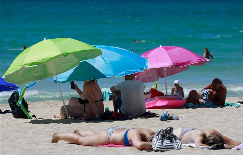 In Westdeutschland erhalten die Tarifbeschäftigten mit im Schnitt 1648 Euro Urlaubsgeld deutlich mehr als die Menschen im Osten mit 1169 Euro.