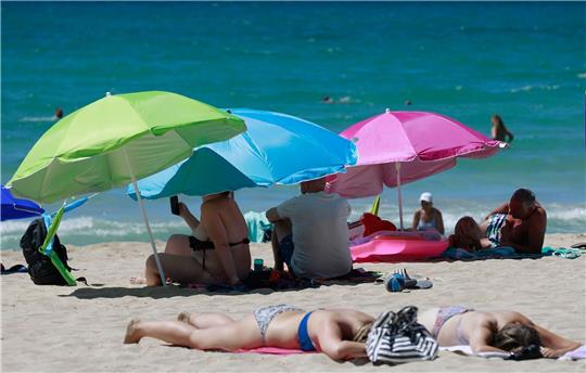 In Westdeutschland erhalten die Tarifbeschäftigten mit im Schnitt 1648 Euro Urlaubsgeld deutlich mehr als die Menschen im Osten mit 1169 Euro.