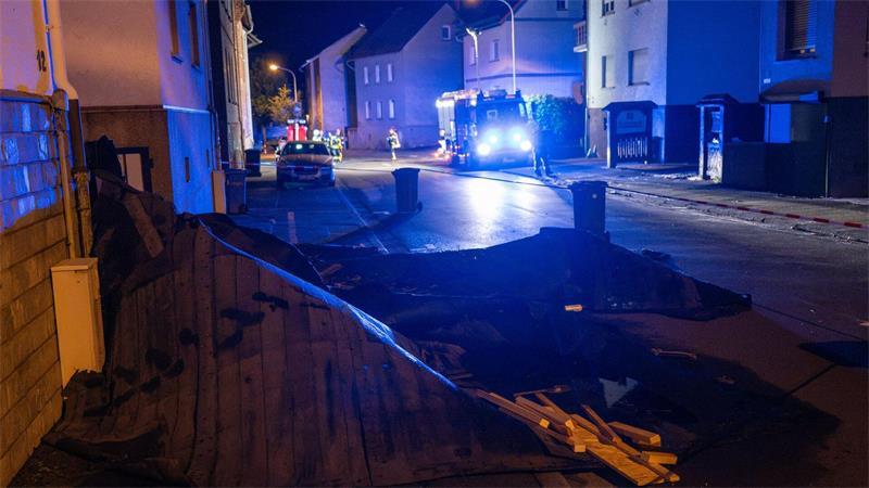 Gewitter toben über Deutschland – Tote und Tornado-Verdacht In Wetzlar sind dutzende Häuser beschädigt worden.