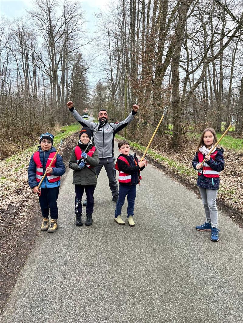 Ärgernis Wildmüll: Sammelaktionen im Kreis zeigen ganzes Ausmaß In Wiepenkathen waren zahlreiche Kinder unterwegs. Foto: Feuerwehr Wiepenkathen