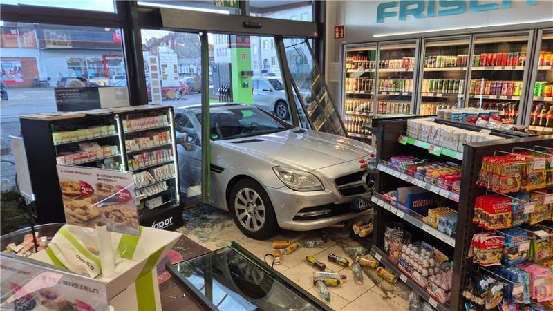 In Wilhelmshaven ist eine 65-Jährige mit ihrem Auto in den Verkaufsraum einer Tankstelle gefahren.