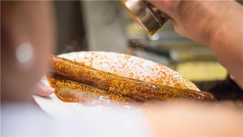 In Willy´s Schnellrestaurant in der Hafenstraße sind Buletten, Currywurst und Hähnchen die Dauerbrenner. Vor allem zur Mittagszeit herrscht in dem kleinen Laden Hochbetrieb.