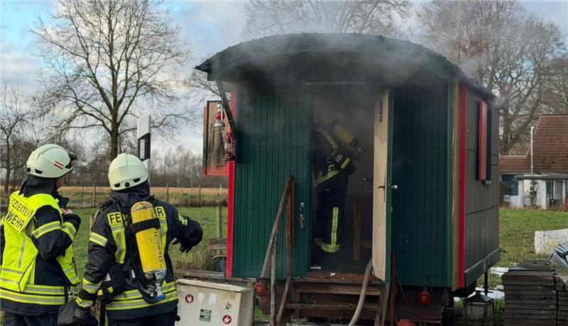 In Wilstedt steht ein Bauwagen in Flammen.