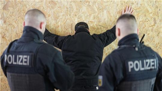 In Winsen (Landkreis Harburg) widersetzte sich ein Mann der Festnahme (Symbolbild).