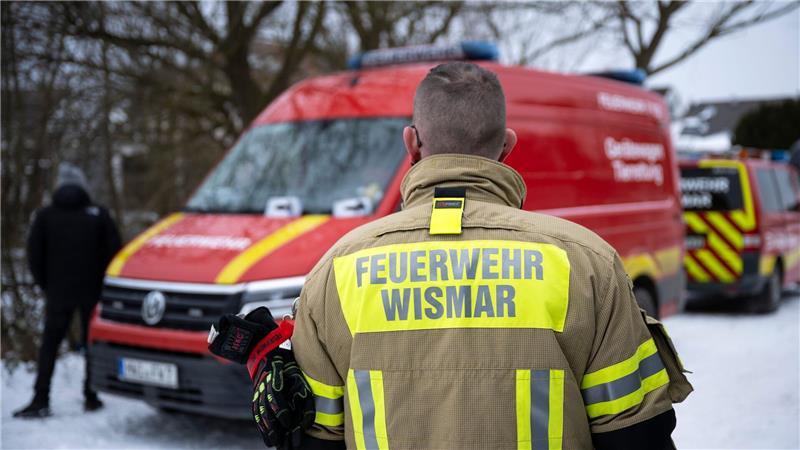 In Wismar ist eine Leiche aus einem Teich geborgen worden.