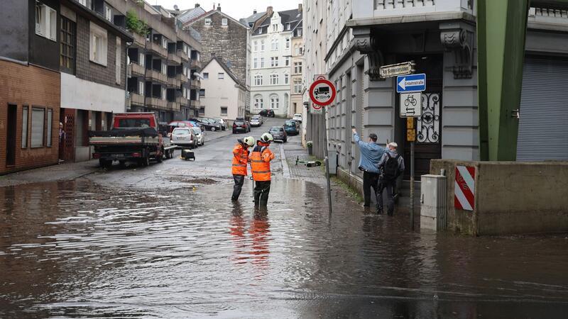 In Wuppertal hat es wegen des Unwetters 37 Einsatzstellen gegeben, so ein Sprecher am Abend.