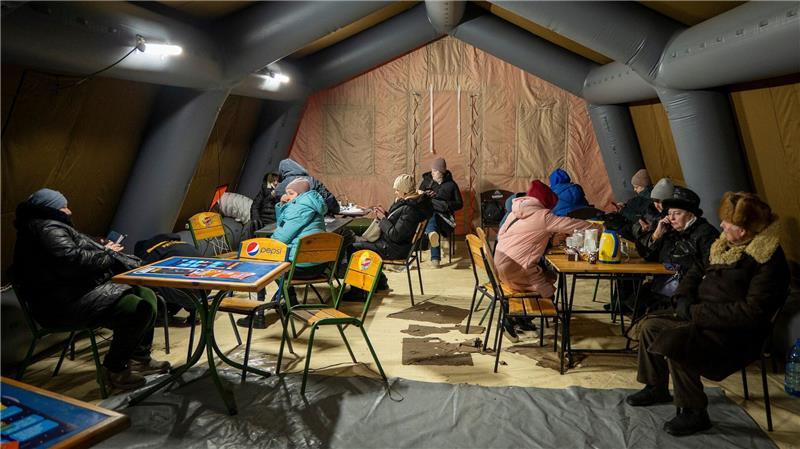 In Zelten können Menschen in Kiew sich aufwärmen, etwas Heißes trinken und ihre Geräte aufladen.