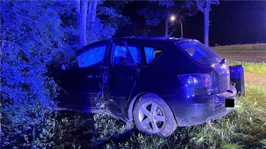 In Zeven ist ein Autofahrer verunglückt und mit seinem Wagen gegen mehrere Bäume geprallt.