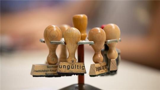 In Zukunft nur noch digitale Stempel? Ein Gesetz aus dem Justizministerium will Bürokratie abbauen und setzt auf mehr Digitalisierung.
