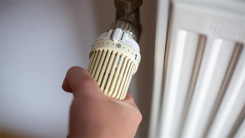 In Zusammenhang mit niedrigeren Einkommen zahlen ostdeutsche Haushalte vergleichsweise mehr für Heizung, Strom und Tanken. (Symbolbild)