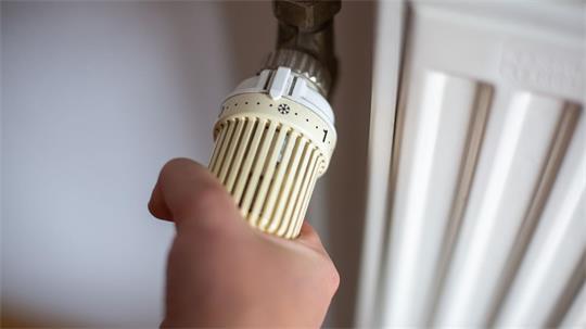 In Zusammenhang mit niedrigeren Einkommen zahlen ostdeutsche Haushalte vergleichsweise mehr für Heizung, Strom und Tanken. (Symbolbild)
