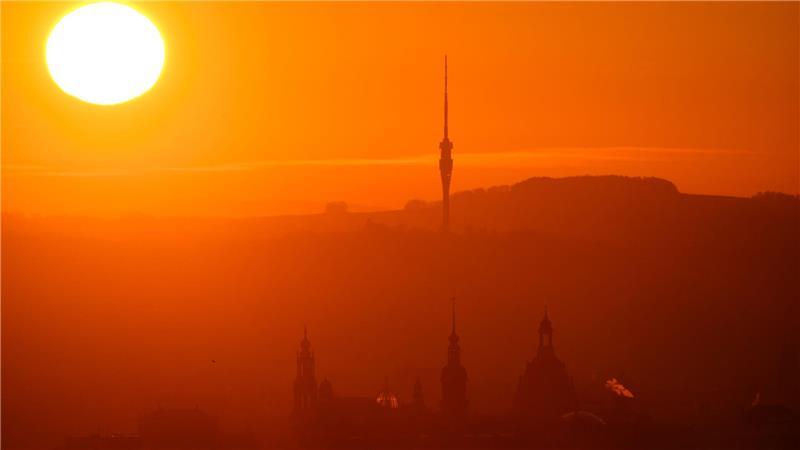 In aller Pracht geht die Sonne über Dresden auf.
