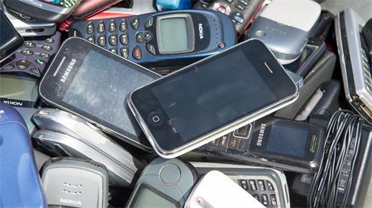 In ausrangierten Smartphones stecken noch wertvolle Rohstoffe. (Archivfoto)