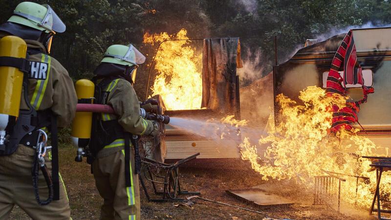 Hedendorfer Tankstelle im TV: ARD zeigt Zweiteiler „Feuerwehrfrauen“ In beiden Filmen kommen Freunde von brandgefährlicher Feuerwehr-Action auf ihre Kosten.