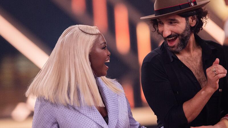 Kelly-Spross tanzt bei „Let’s Dance“ allen davon In bester Stimmung: Jurymitglied Motsi Mabuse und Profitänzer Massimo Sinato.
