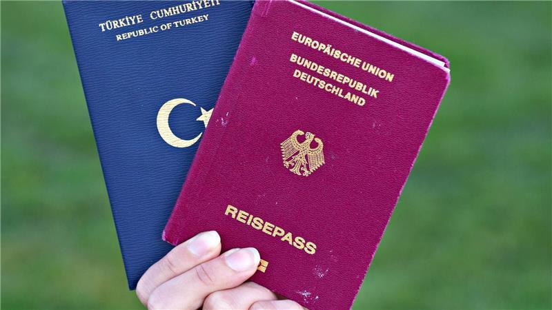 Fast alle deutschen Neubürger wählen den Doppelpass In bestimmten Fällen war die doppelte Staatsbürgerschaft schon früher möglich. Seit einer Reform der Ampel-Regierung ist sie generell erlaubt. (Symbolbild)