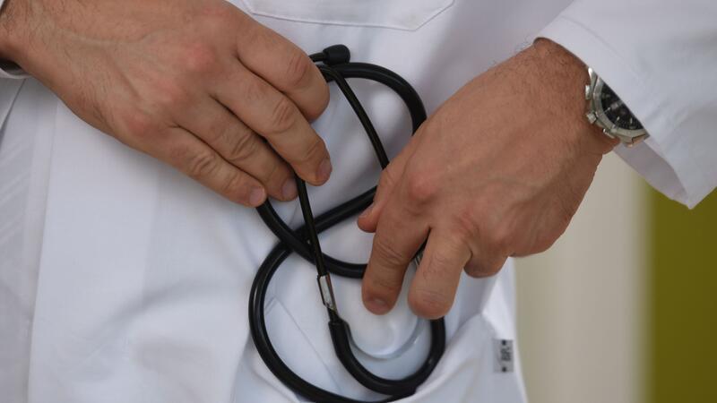 Ärzte an Unikliniken zu Warnstreik aufgerufen In bisher drei Verhandlungsrunden gab es keine Einigung.