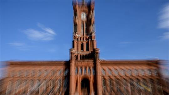 In das Rote Rathaus in Berlin könnte nach erfolgreichen Koalitionsverhandlungen erstmals die Linke mit ihrer Spitzenkandidatin Elif Eralp einziehen. (Symbolbild)