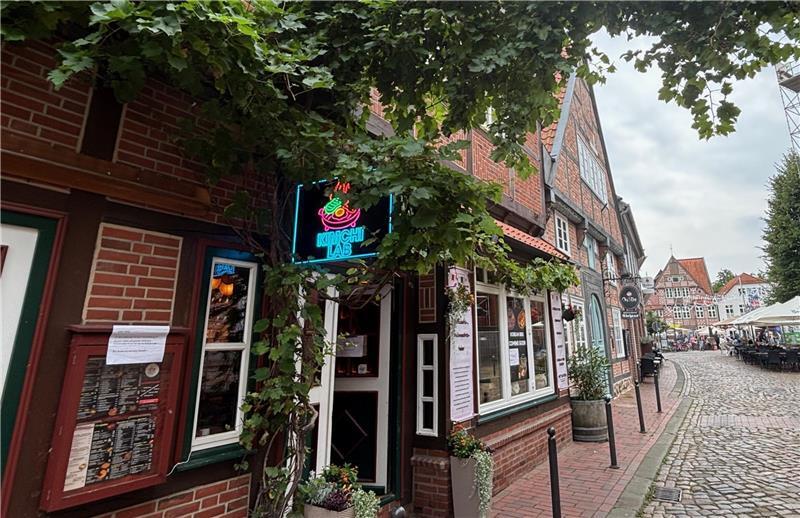 In das frühere Weinlokal Primus in der Buxtehuder Altstadt ist 2025 das koreanische Restaurant Kimchi Lab eingezogen.