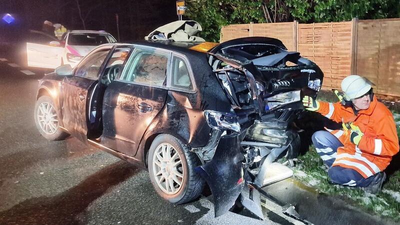 Schwerer Auffahrunfall auf B73 – Lebensgefahr In dem Audi A3 wurde der 51-Jährige eingeklemmt und schwer verletzt.