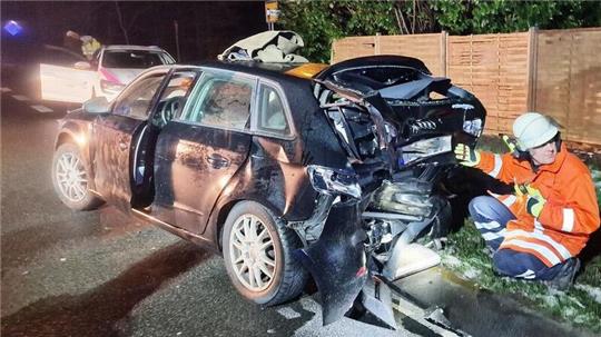 In dem Audi A3 wurde der 51-Jährige eingeklemmt und schwer verletzt.