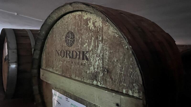 In dem Eichenfass für den 38-Prozent-Obstler lagerte früher Calvados.