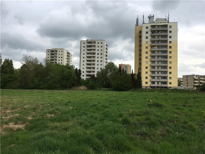 In dem Hochhaus in der Schröderstraße Nummer 9 (rechts) gibt es 74 Wohnungen, in denen etwa 170 Menschen leben. Foto: Wisser