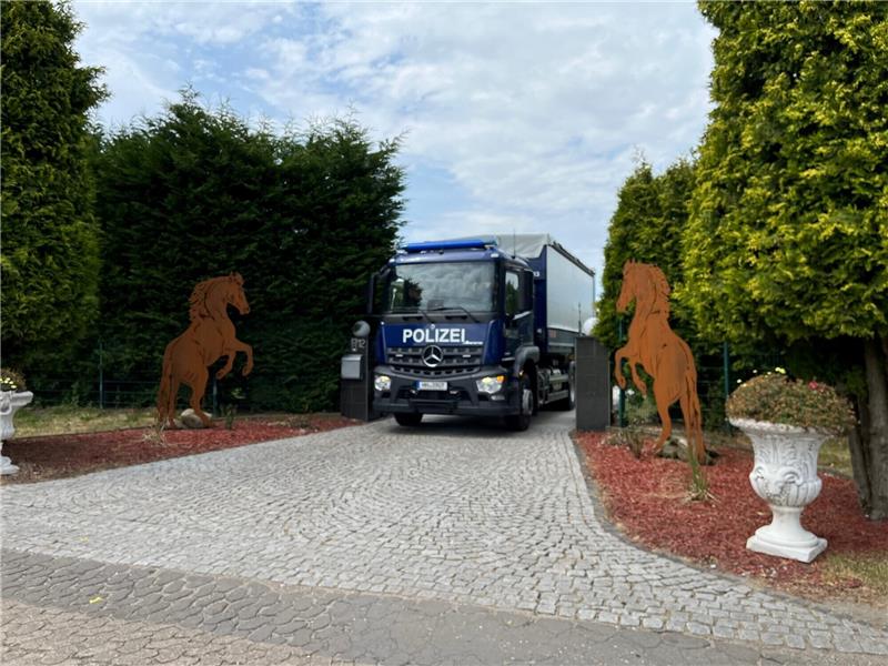 Großrazzia bei Clan-Familie in Fredenbeck: 36-Jähriger festgenommen In dem Lkw befindet sich ein Teil der von der Polizei sichergestellten Beweismittel.