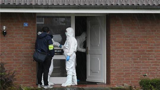 In dem Mehrfamilienhaus in Fredenbeck ist am Freitagmittag ein 45 Jahre alter Mann erstochen worden.