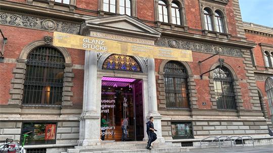 In dem Museum findet derzeit eine Juwelenausstellung statt.