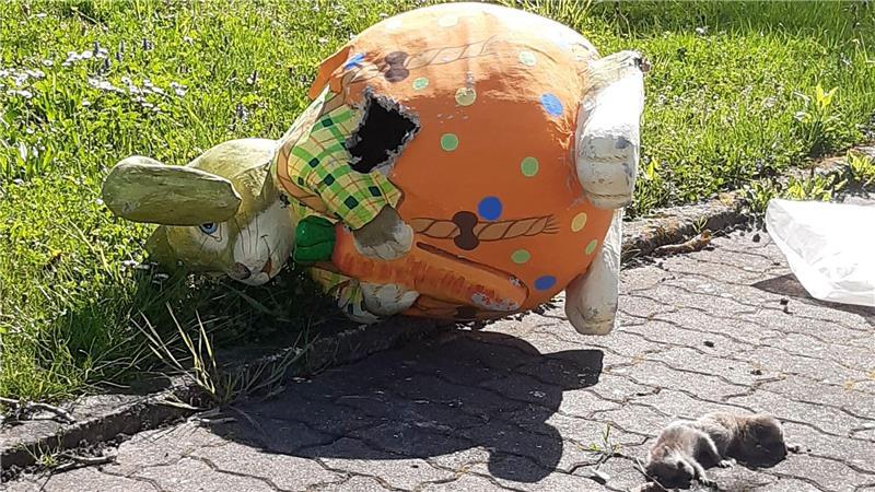 In dem Pappmasché-Osterhasen hat sich eine Waschbärin mit drei Jungen eingenistet. 