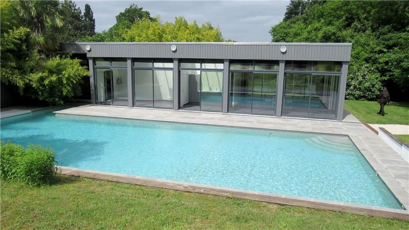 Lagerfeld-Villa bei Paris für rund 5 Millionen Euro verkauft In dem Poolhaus soll Lagerfeld seine einzige Nacht in Louveciennes verbracht haben.