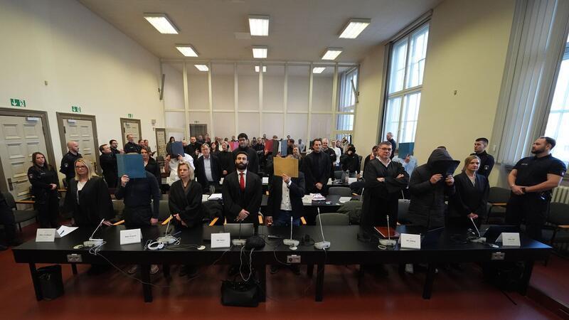 In dem Prozess um den Schmuggel von 4,6 Tonnen Kokain hat das Landgericht zehn Angeklagte zu langen Haftstrafen verurteilt.