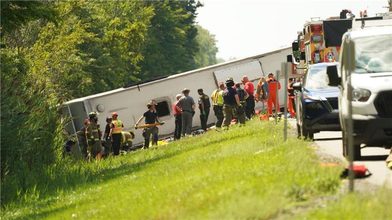 In dem Reisebus seien mehr als 50 Passagiere gewesen, darunter Frauen und Kinder, hieß es von der Polizei.