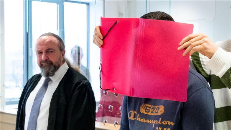 In dem Sicherungsverfahren geht es auch um die Frage, ob der geständige 23-Jährige dauerhaft in einer forensischen Psychiatrie untergebracht werden muss. 