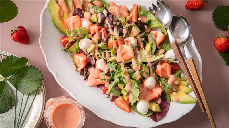 Pizza, Salsa oder Suppe: Erdbeeren können mehr als Marmelade In dem Sommersalat finden sich neben Tomate, Avocado und Mozzarella auch Erdbeeren. Der Clou: Auch das Dressing ist aus Erdbeeren gemacht.