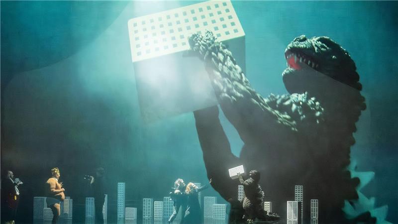 In dem Stück kämpft ein Monster gegen einen Despoten. 