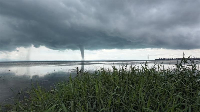 In dem Tornado, der rund 15 Minuten auftrat, bildeten sich Geschwindigkeiten von schätzungsweise 100 bis 150 Kilometern pro Stunde, wie der DWD mitteilte.