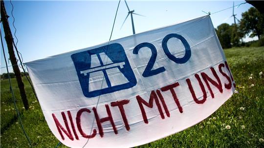 In dem Verfahren geht es um das geplante Autobahnkreuz Kehdingen im Landkreis Stade, südlich des neu zu bauenden Elbtunnels. Es soll die Küstenautobahn A20 mit der A26 verbinden. 