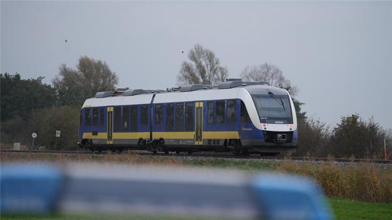 35-Jährige stirbt bei Zugunfall in Mulsum - Zwei kleine Mädchen schwer verletzt In dem Zug saßen rund 90 Fahrgäste. Mehrere von ihnen standen nach dem Unfall unter Schock.
