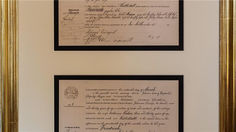 Merz schenkt Trump Geburtsurkunde seines deutschen Vorfahren In dem goldenen Rahmen findet sich ein Faksimile der Geburtsurkunde von Trumps Großvater Friedrich, der später in die USA auswanderte und seinen Namen in Frederick änderte - und eine englische Übersetzung.
